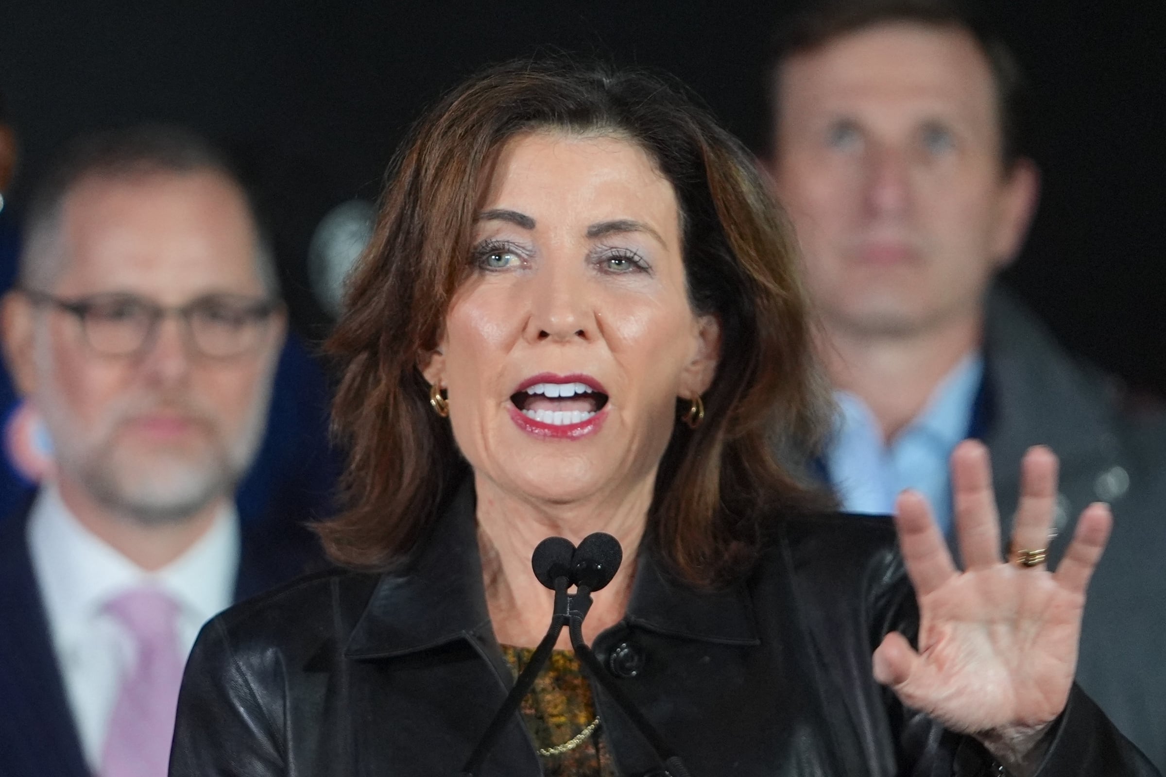 La gobernadora Kathy Hochul sigue firme en su postura contra ICE y la política migratoria de Donald Trump (Foto: AFP)
