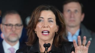 Ya entró en vigor una ley firmada por Kathy Hochul y que perjudica el accionar de ICE en Nueva York