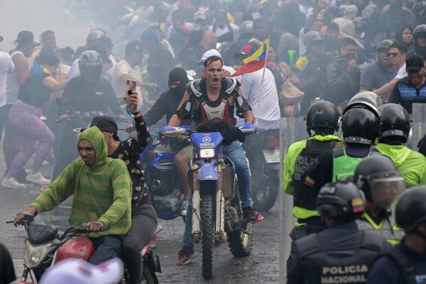 Venezuela: Protesters flee from tear gas during a protest against the government of President Nicolas Maduro in Caracas on July 29, 2024. (Photo by Yuri CORTEZ / AFP)