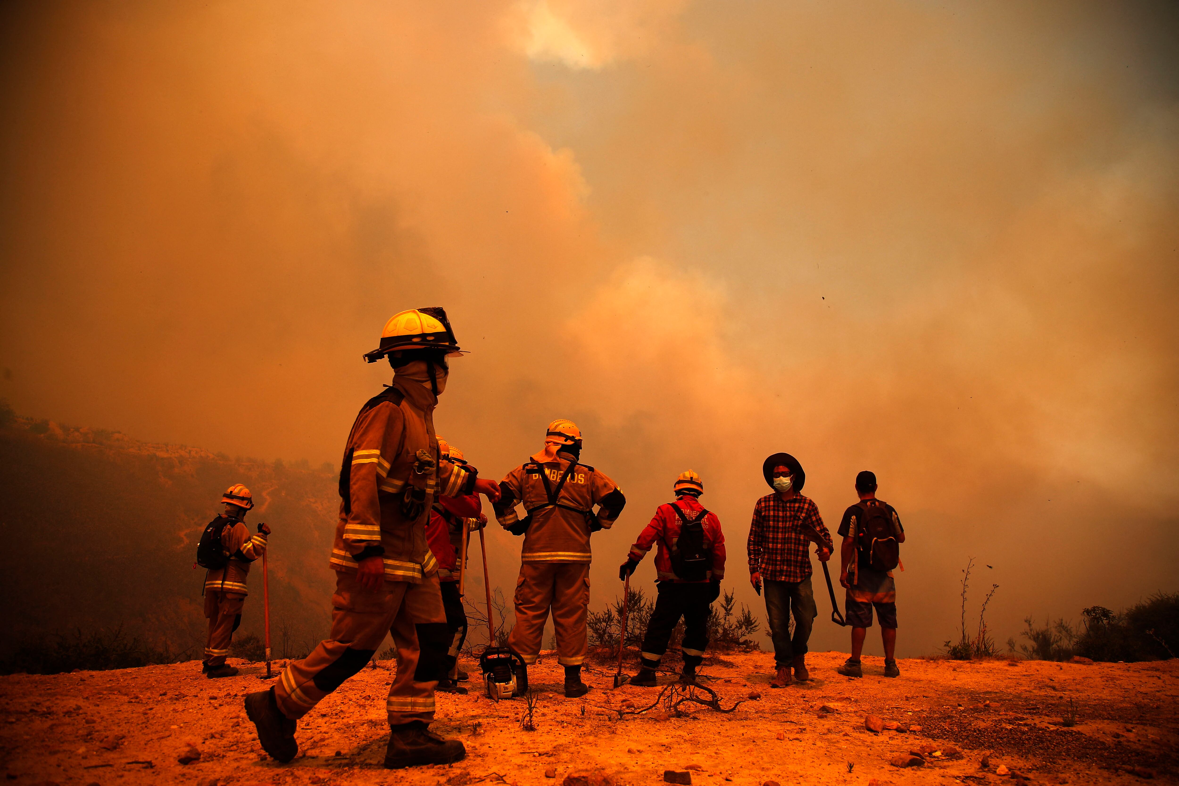 Los bomberos trabajan en la zona de un incendio forestal en las colinas de la comuna de Quilpe, región de Valparaíso, Chile, el 3 de febrero de 2024. (Foto de Javier TORRES/AFP).
