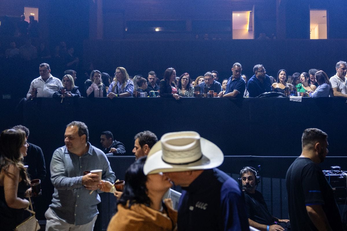 Fans en un concierto de Di Camargo. Fotógrafa: Maira Erlich/Bloomberg