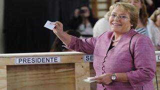 Carisma y promesas de reforma ponen a Bachelet a un paso de presidencia chilena