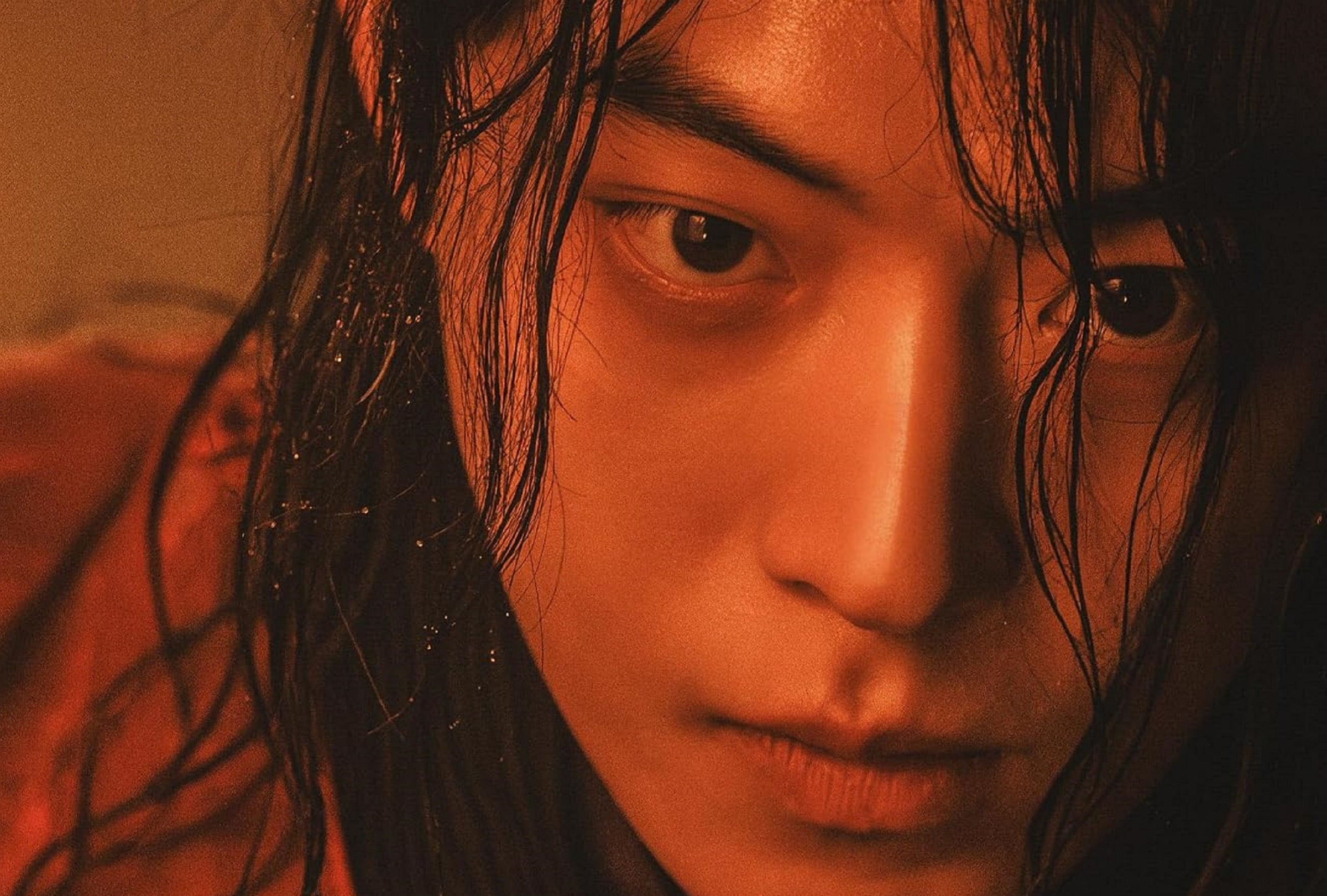 El actor Nam Joo-hyuk interpreta a Gu-cheon, un cazador de espíritus irreverente y sarcástico, en una escena del thriller fantástico de terror "El palacio del este" (Foto: Netflix)