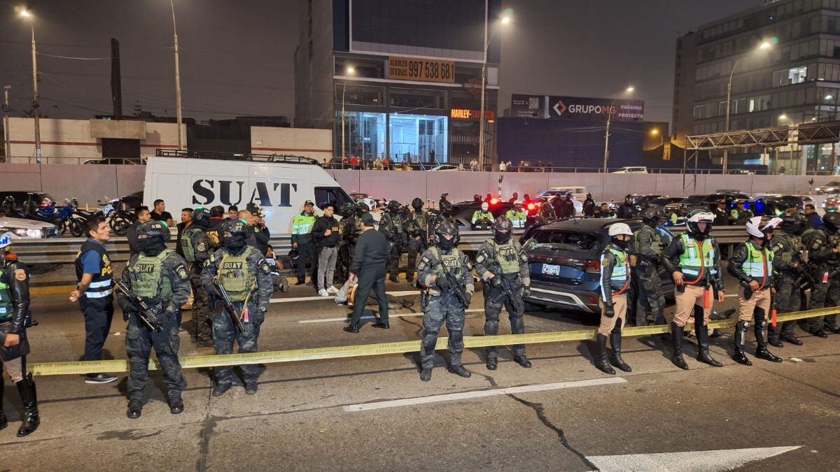 El enfrentamiento tuvo lugar la noche del miércoles en la Vía Expresa de Paseo de la República, en el distrito de La Victoria. Tres efectivos de la PNP resultaron heridos. Foto: GEC.
