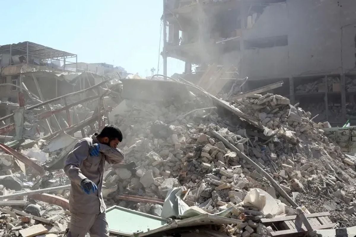 Un trabajador iraní junto a un edificio destruido en la Plaza Ferdowsi de Teherán, en un ataque aéreo israelí este el 3 de marzo. Foto: EFE/EPA/Abedin Taherkenareh
