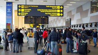 Gremios aéreos rechazan eliminar cobros por asientos y equipajes: afectaría al 70% de pasajeros