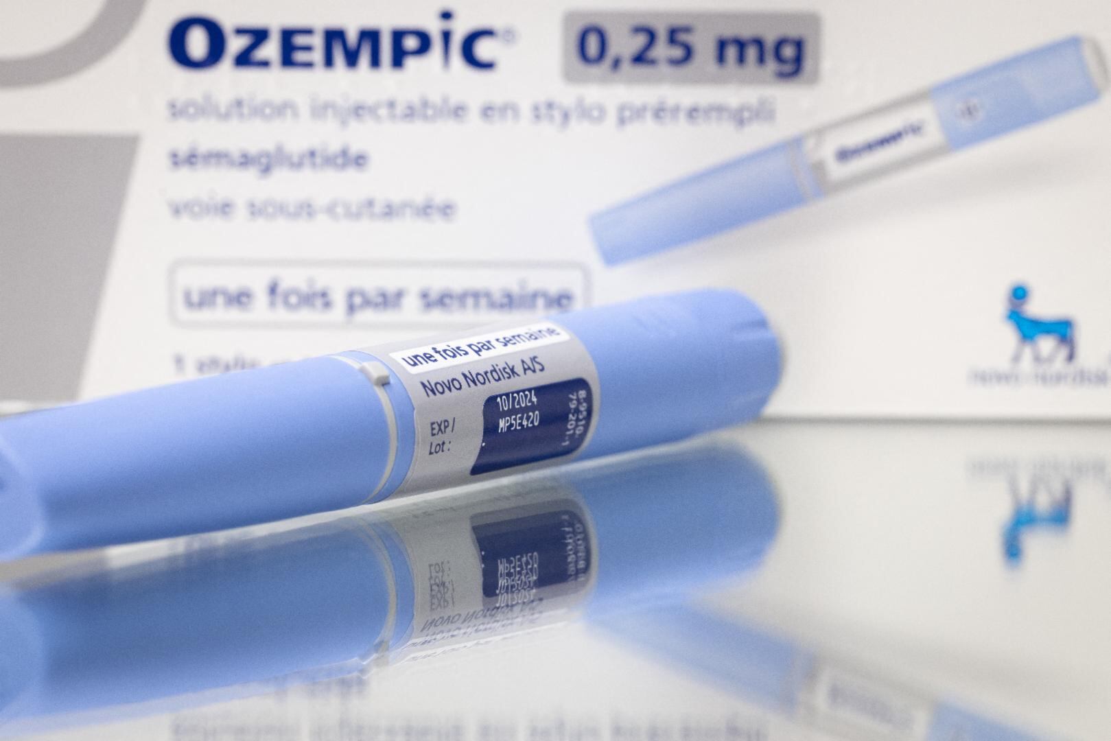 Ozempic, que pertenece a una clase de medicamentos para controlar el apetito llamados agonistas GLP-1 y se receta para la diabetes desde 2017, y Wegovy, una versión específica para la pérdida de peso disponible desde 2021, fueron los primeros éxitos de este tipo en obtener la aprobación de la FDA.