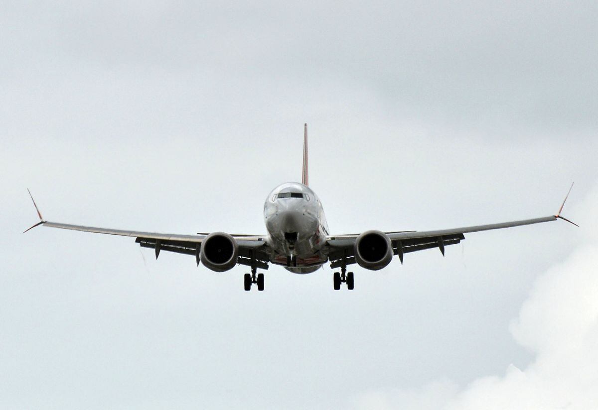 Un Boeing 737 MAX de la aerolínea brasileña Gol aterriza en el aeropuerto Salgado Filho en Porto Alegre, Brasil, el 9 de diciembre de 2020. (Foto de SILVIO AVILA / AFP).