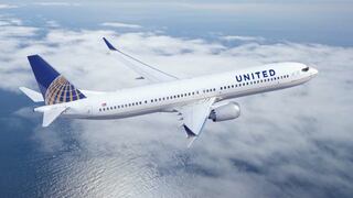 United Airlines recorta vuelos al tener a 3,000 empleados con COVID-19, ningún vacunado fallece