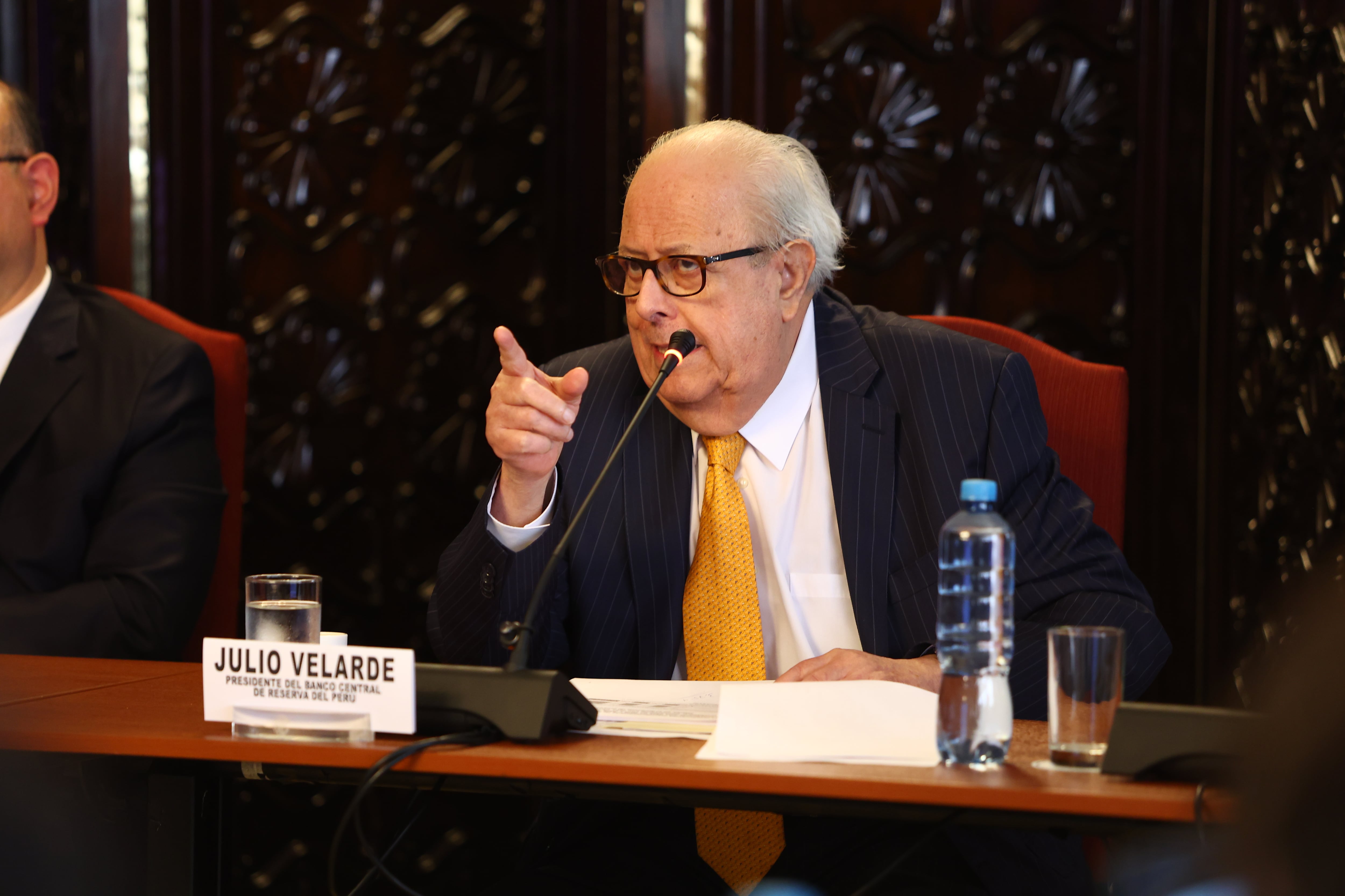 El presidente del BCRP, Julio Velarde, explicó que las empresas evitan gastar recursos en tramitar permisos vigentes si se anuncia que estos podrían desaparecer pronto. (Imagen: Giancarlo Avila / @photo.gec)