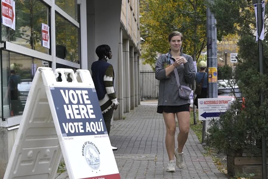 Personas votan anticipadamente en el Centro Comunitario Columbia Heights en Wahington (Estados Unidos). EFE/ Lenin Nolly