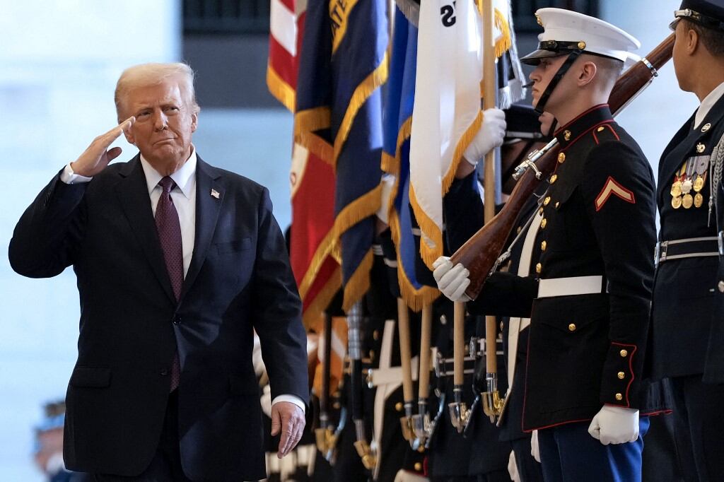Donald Trump es recibido con honores militares. (Foto: AFP)