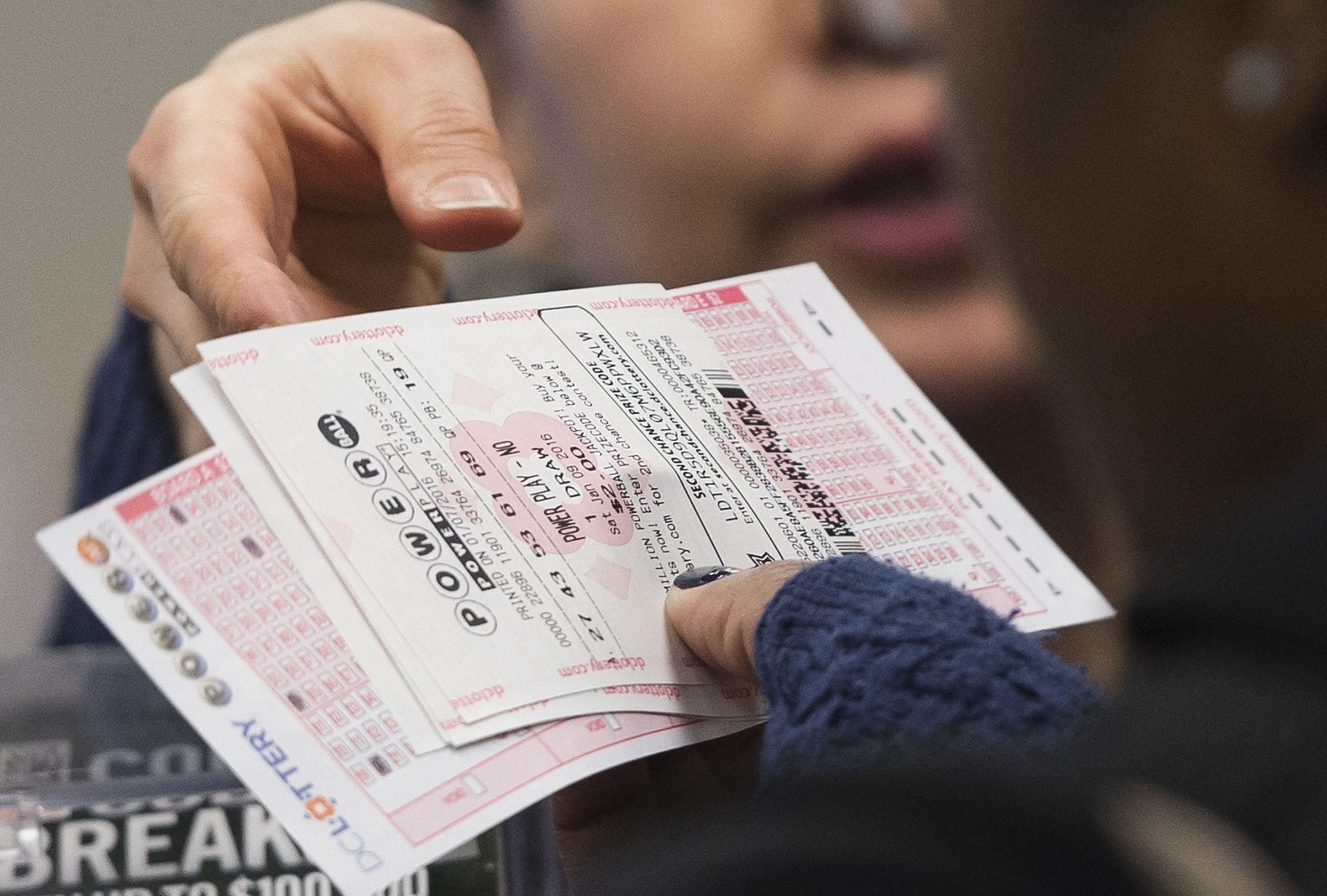 Revisa esta nota para conocer los números ganadores del Powerball en el sorteo del 14/03/2026 y averiguar si el premio mayor ya tiene dueño. (Foto: SAUL LOEB / AFP)