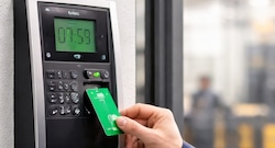 Si un trabajador no marca su hora de ingreso o salida, ¿la empresa puede ser multada?