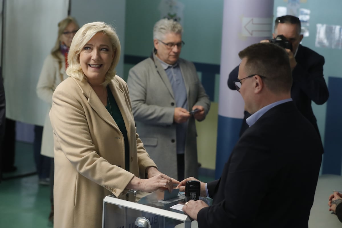 Marine Le Pen, candidata del partido de extrema derecha Rassemblement National (RN), deposita su voto en las elecciones presidenciales en un colegio electoral de Henin-Beaumont, en el norte de Francia, el 10 de Abril de 2022. (Foto: EFE/EPA/STEPHANIE LECOCQ)