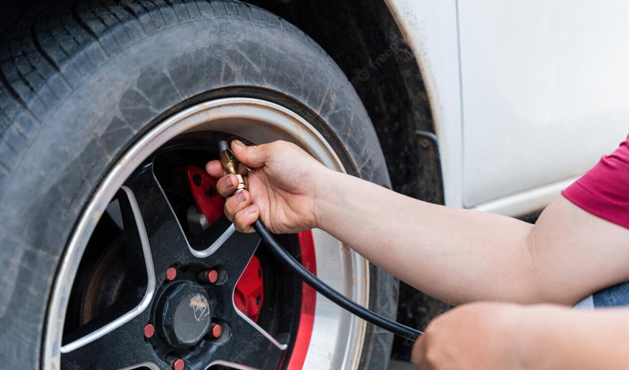 Los neumáticos son parte fundamental de los autos, por lo que el estado de California ha implementado una ordenanza con la finalidad de mejorar su funcionalidad, aunque también ha generado una polémica (Foto: Freepik)