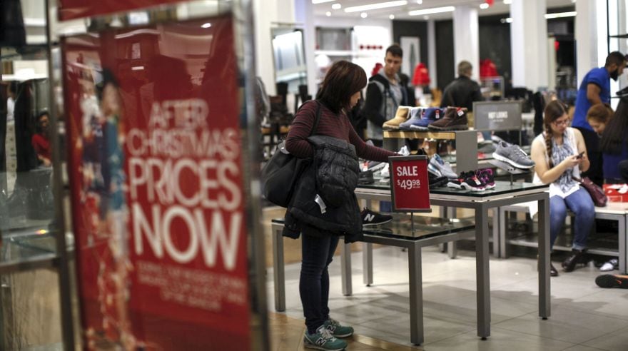 Personas haciendo compras en Macy's de la ciudad de Nueva York, Estados Unidos (Foto: AFP)