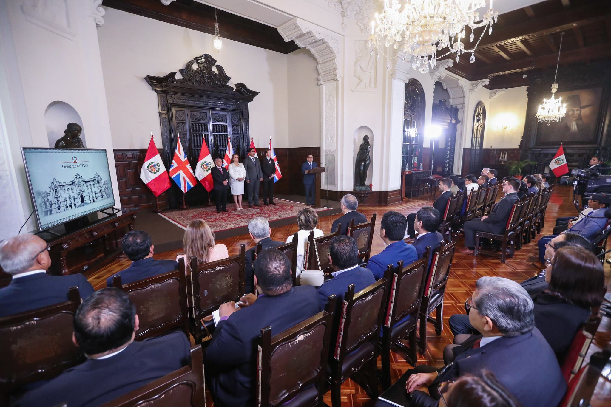 La ceremonia para la firma del acuerdo G2G entre Reino Unidos y Perú, que involucra la construcción de los hospitales, contó con la presencia de la presidenta Dina Boluarte y el embajador del Reino Unido el Perú, Gavin Cook. Foto: Presidencia del Perú.