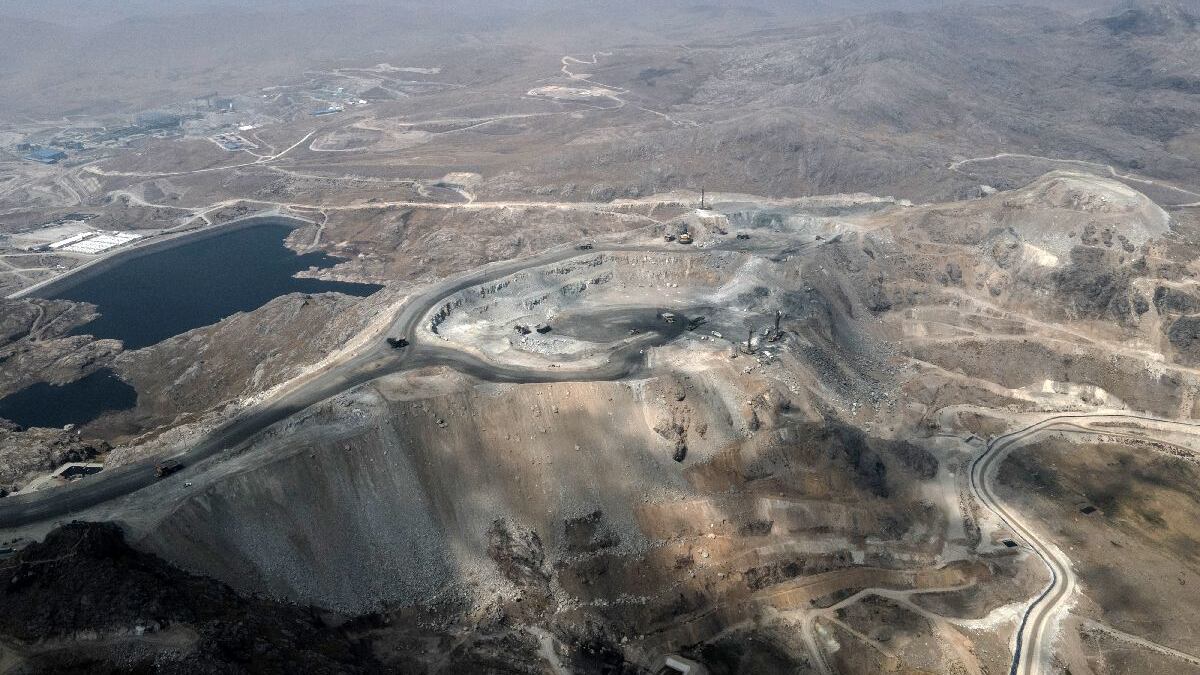 Tragedia en Perú y tormentas en Chile agravan problemas de suministro de cobre