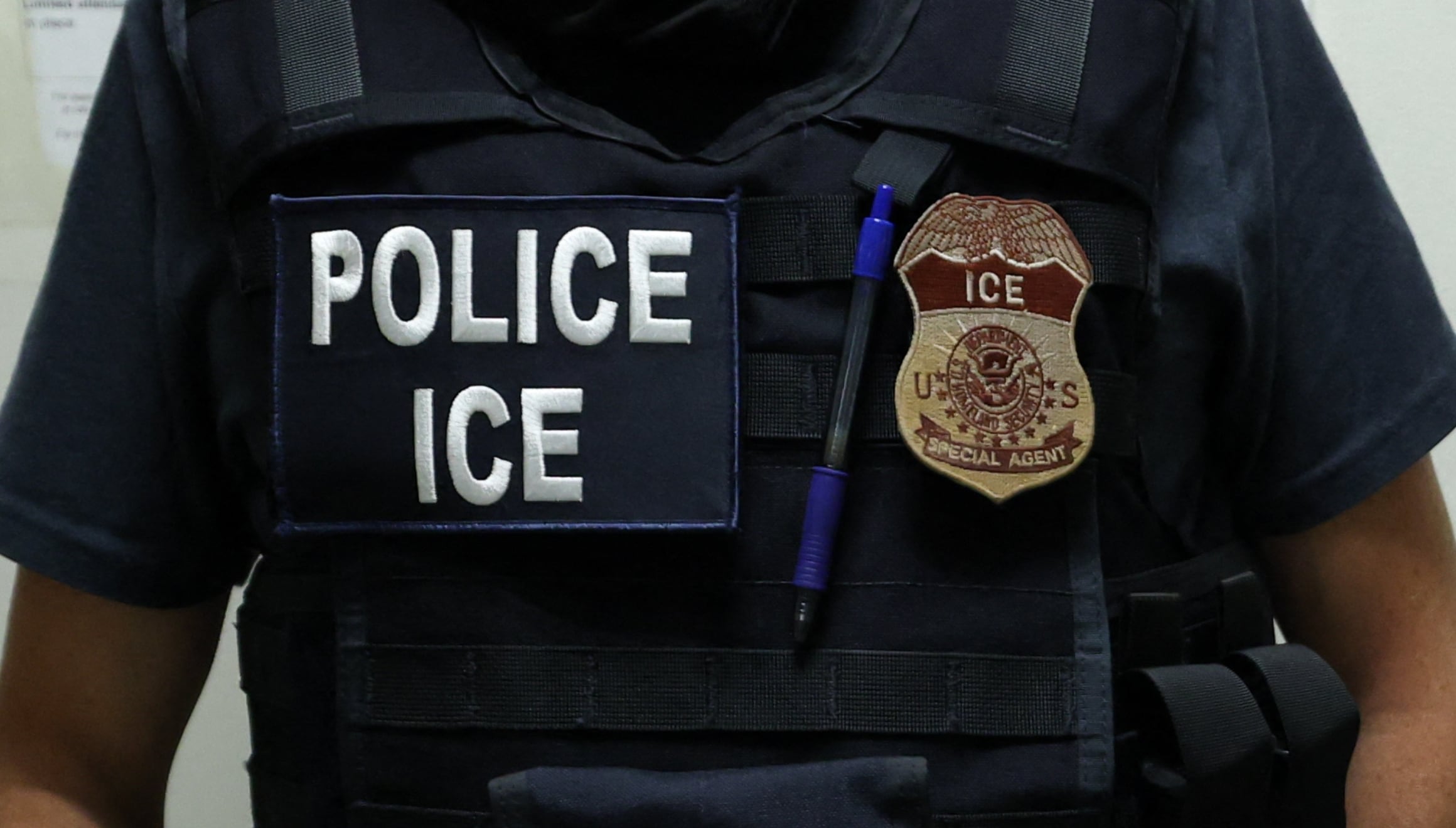 Los agentes de ICE realizan detenciones y traslados de personas en situación migratoria irregular (Foto: Charly Triballeau / AFP)