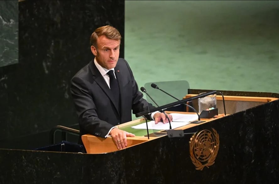 El presidente de Francia, Emmanuel Macron, anuncia el reconocimiento del Estado de Palestina, este 22 de septiembre de 2025, en la sede de la ONU en Nueva York. EFE/Lukas Coch