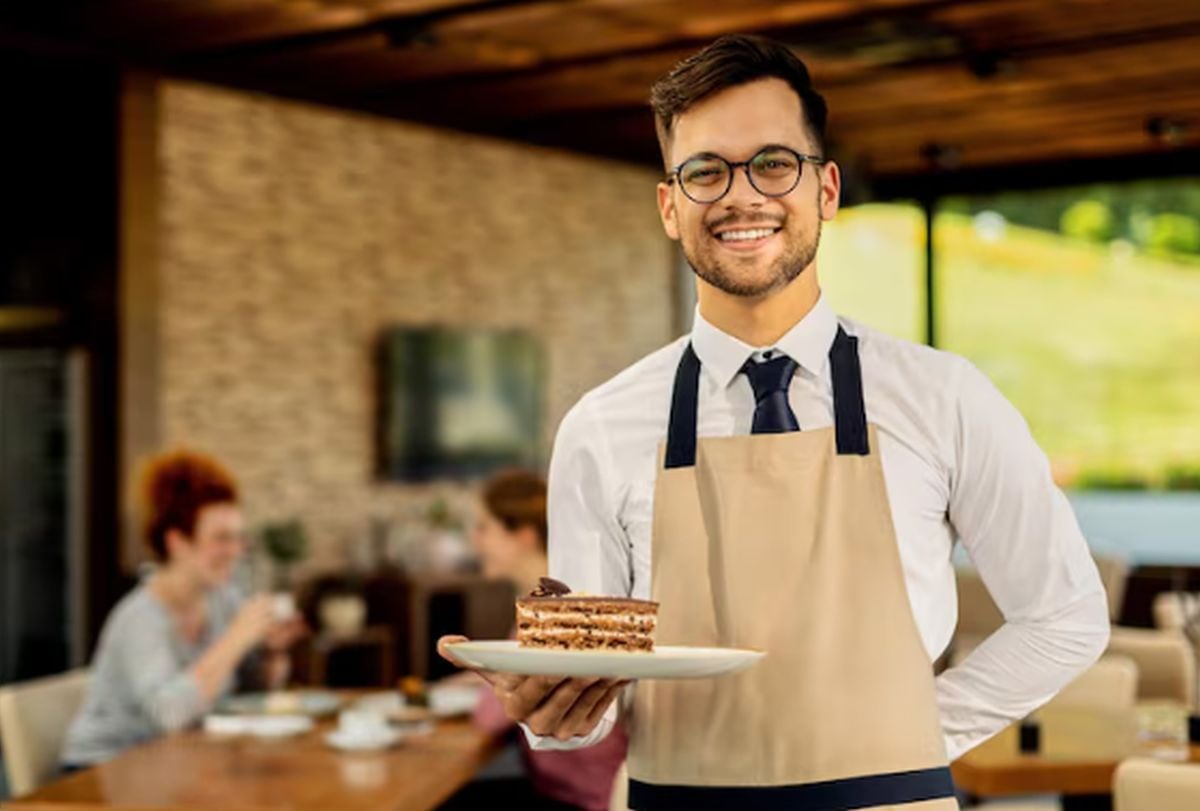 Ser mesero en California es una de las mejores opciones para quienes trabajan en restaurantes, bares o cafeterías (Foto: Freepik)