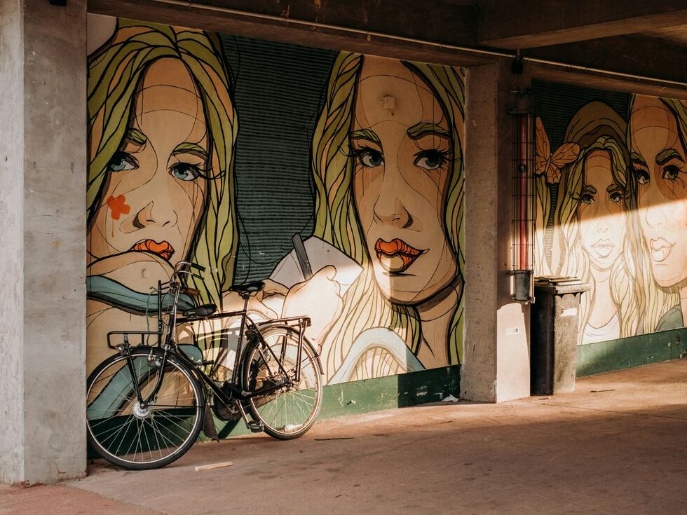 "Tenemos que conseguir que las mujeres no se disculpen. Es hora de hacernos dueñas de nuestro éxito". - Tori Burch. | Crédito: Foto de Maria Teneva en Unsplash / Composición Gestión Mix