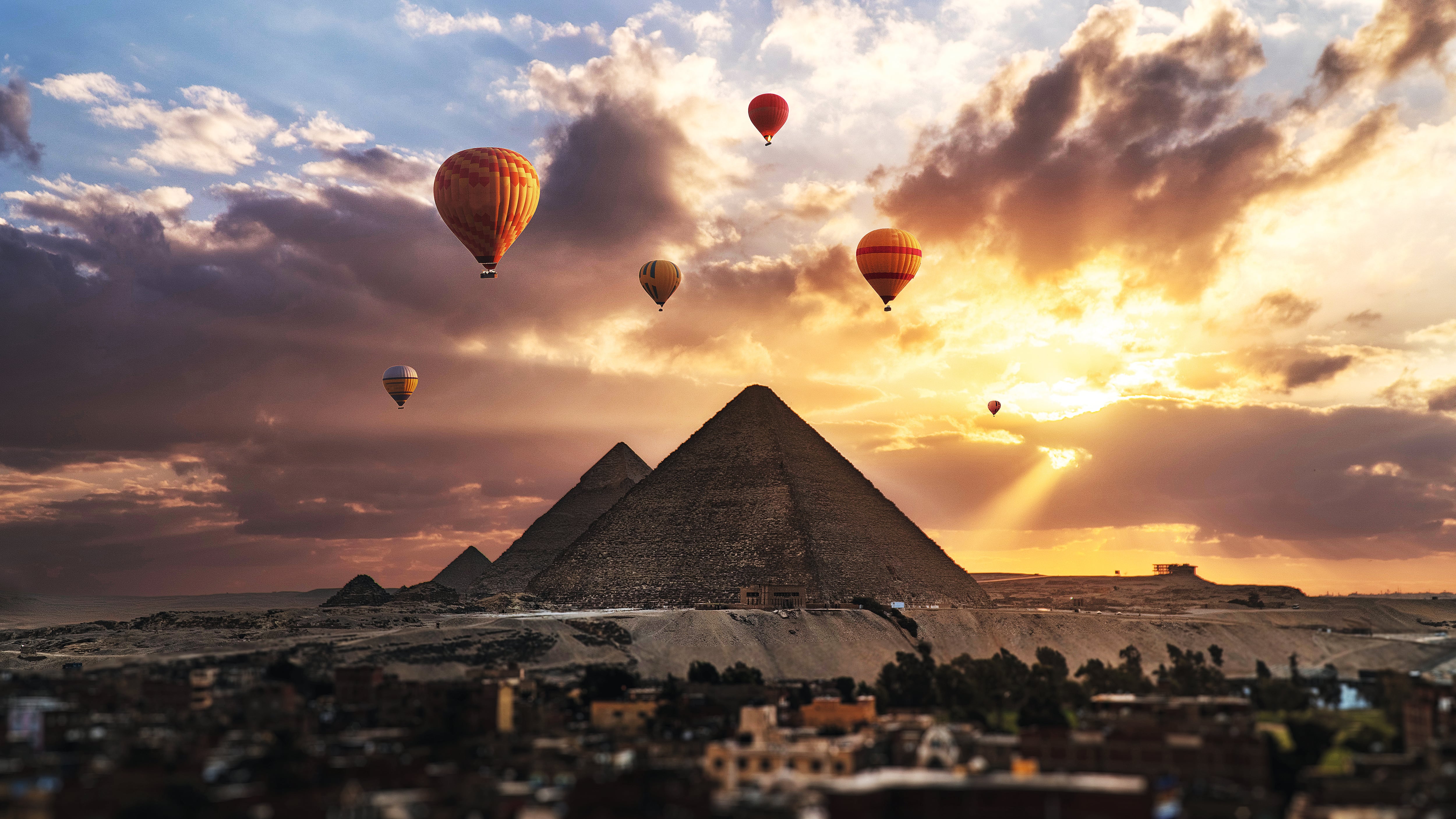 Puesta de sol sobre la Gran Pirámide de Guiza. Si uno madruga puede viajar en globos aerostáticos.