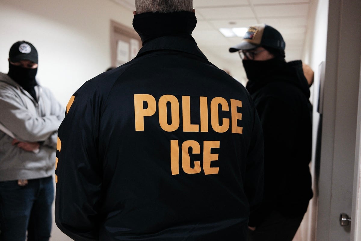 Agentes federales enmascarados, que visten chaquetas del ICE, permanecen en un pasillo del Tribunal Federal de Inmigración de la Plaza de Nueva York. (Foto: AFP)