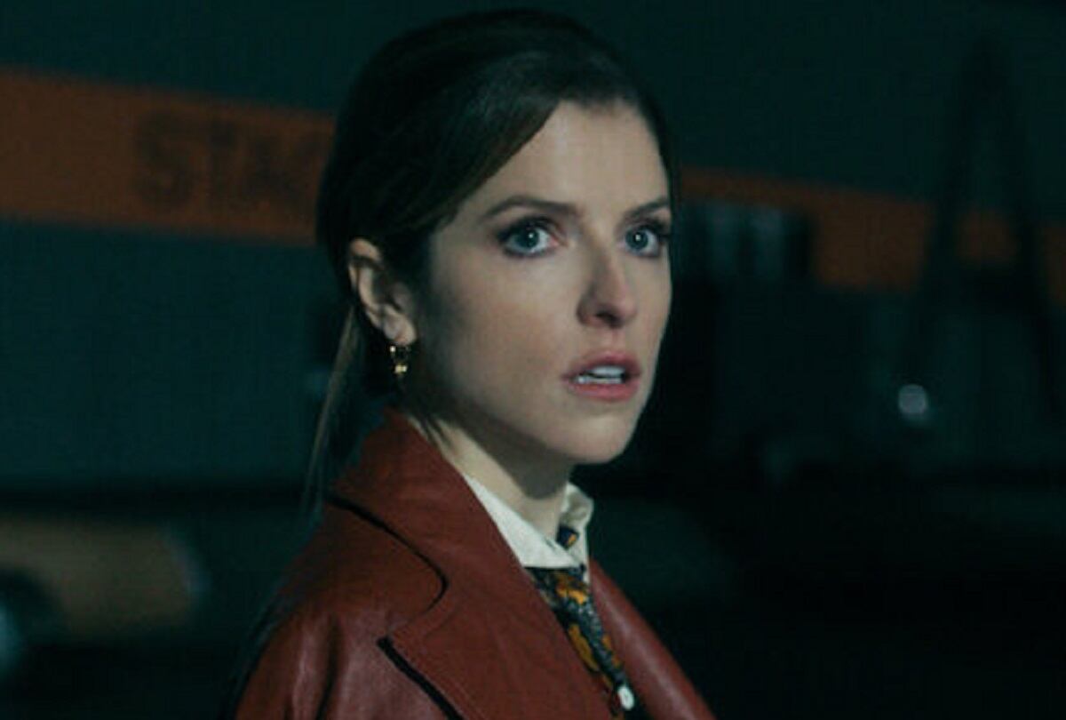 Cheryl Bradshaw (Anna Kendrick) acepta participar en un programa de televisión de citas donde conoce a un asesino serial en la película de suspenso "Woman of the Hour" (Foto: Netflix)