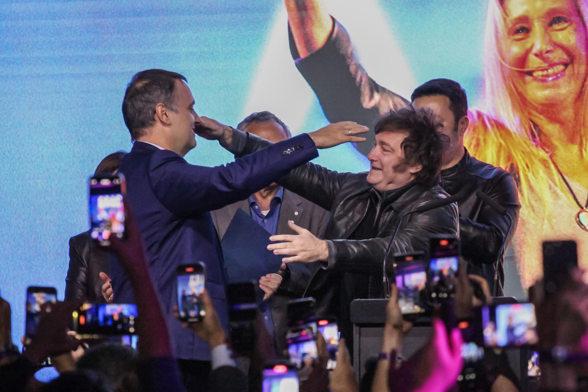 El presidente de Argentina, Javier Milei (d), abraza al portavoz presidencial, Manuel Adorni, durante un evento el domingo 18 de mayo de 2025, en Buenos Aires (Argentina). EFE/ STR