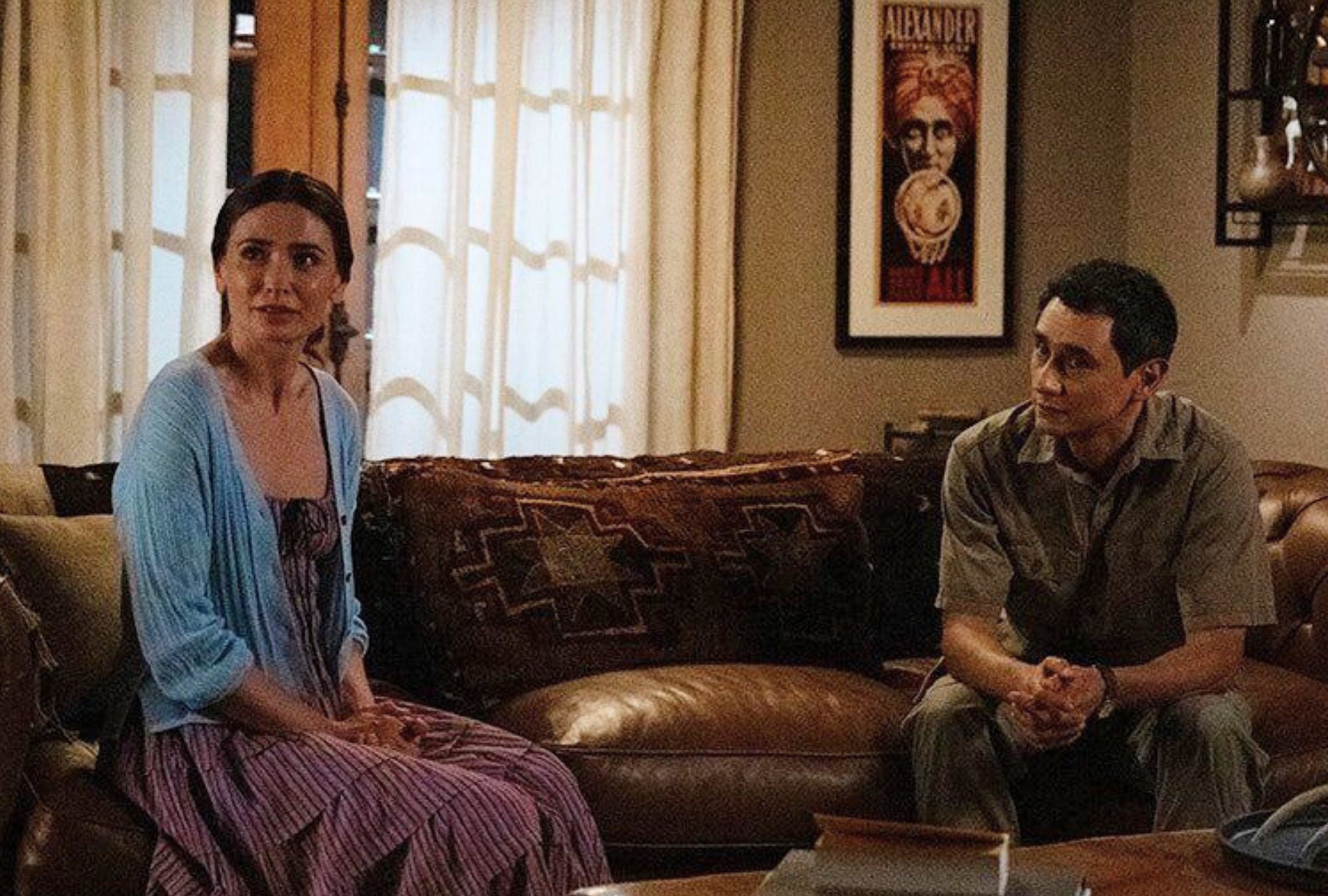 Zosia y Manousos interactúan en casa de Carol durante el noveno y último episodio de la serie "Pluribus" (Foto: High Bridge Productions / Bristol Circle Entertainment / Sony Pictures Television)