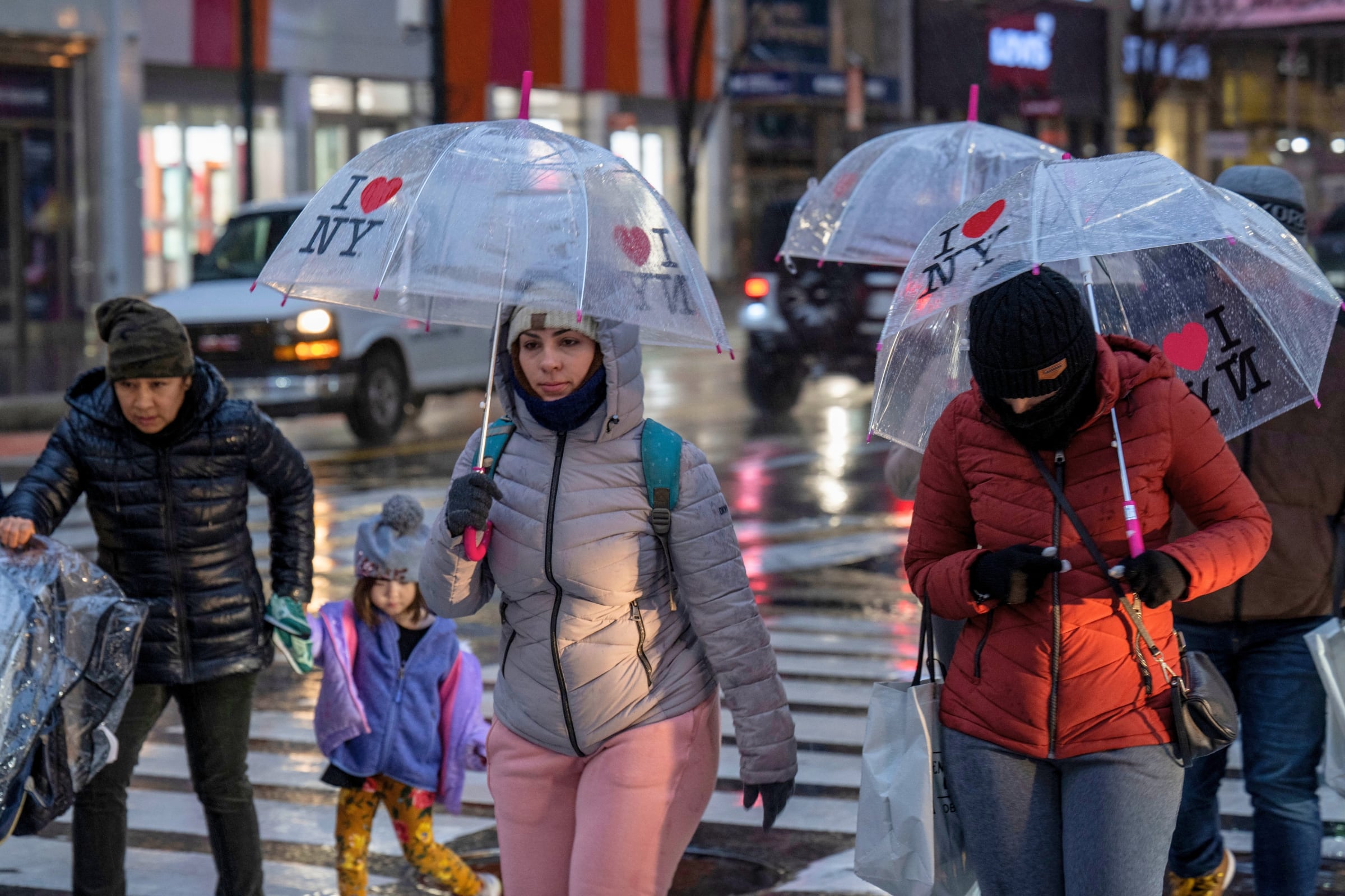 Los jóvenes en situación extrema podrán beneficiarse con este ingreso mensual en una ciudad que es considerada como muy costoso (Foto: AFP)