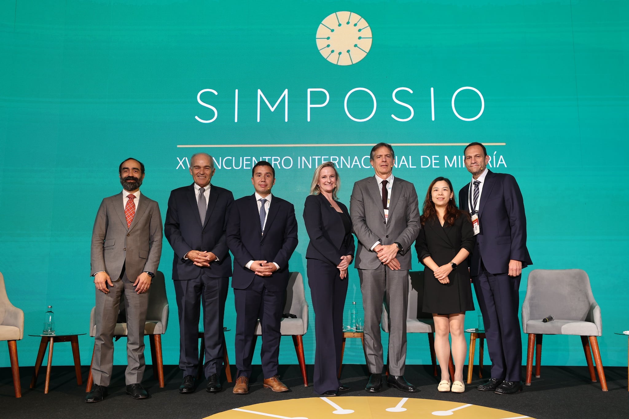 Roque Benavides moderó el panel en el que ejecutivos de compañías mineras internacionales analizaron los desafíos y oportunidades para nuevas inversiones en el Perú. (Foto: SNMPE).