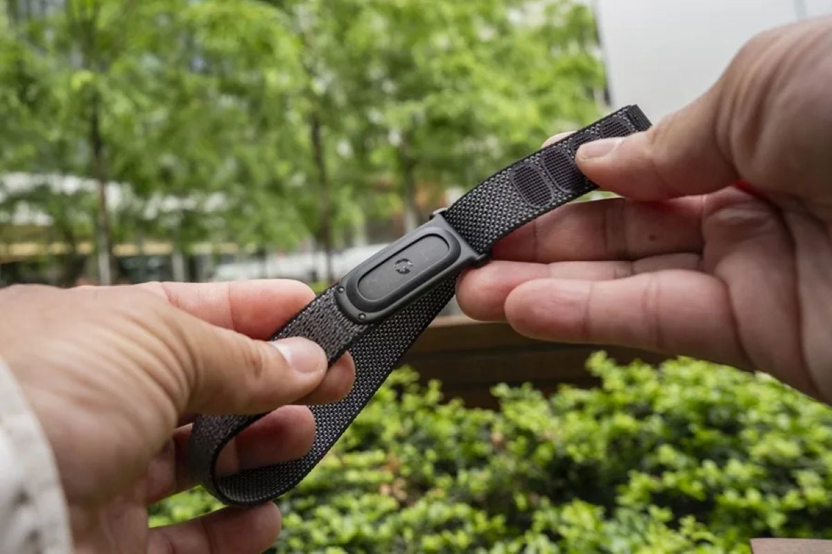 El “Fitbit Air” incorpora monitoreo de salud, hasta siete días de batería y acceso opcional a un entrenador impulsado por inteligencia artificial mediante suscripción.