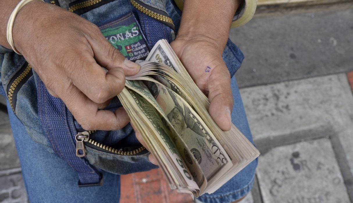 Los esfuerzos del instituto emisor son rebasados por los “fuertes flujos de salida del dólar, que se fortalece frente a monedas de emergentes a medida que el conflicto continua”, según Marrero. (Foto: GEC)