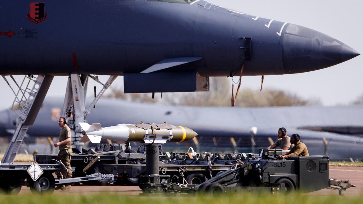 EE.UU. retira todos sus bombarderos de base en Reino Unido bajo sospecha de ataque