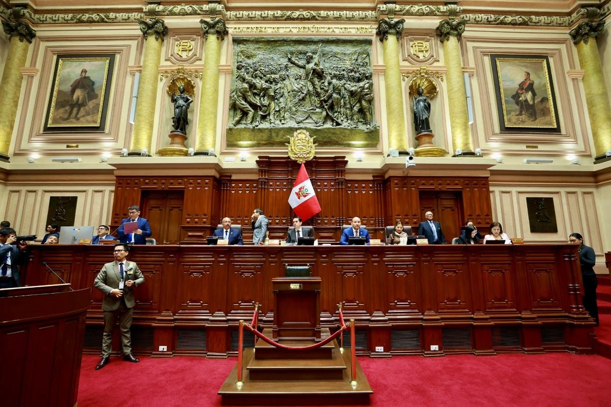 El premier Luis Galarreta y el ministro de Economía, Elmer Cuba, acuden al pleno del Congreso para sustentar las propuestas presupuestales del Ejecutivo. Foto: Congreso.