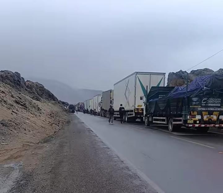 Transportistas varados en vías del sur por caída de huaicos. | Foto: GTL