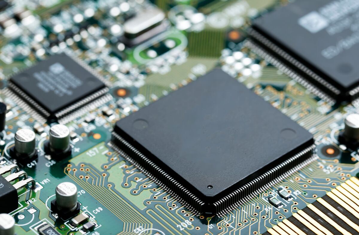 El sector de los semiconductores es clave para China, ya que se trata de uno de los puntales de sus planes para reforzar su autosuficiencia tecnológica y reducir así su dependencia de terceros países ante la guerra comercial y las sanciones de Washington y otros aliados como Japón o Países Bajos.