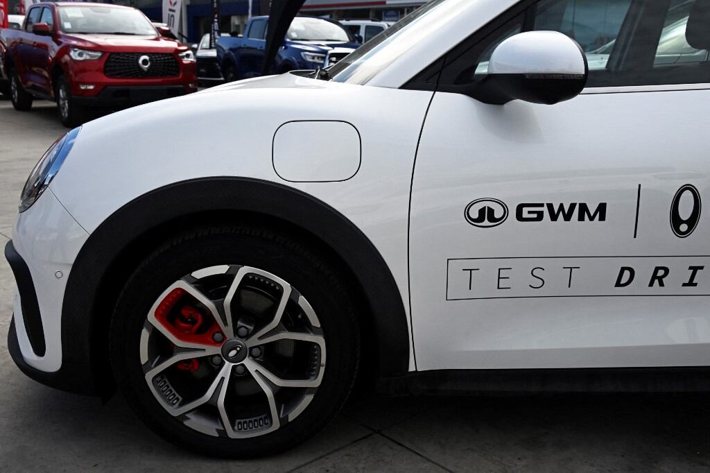Un automóvil fabricado en China se exhibe en la sala de exhibición de autos Movicenter, en Santiago, el 25 de julio de 2024. Los fabricantes de automóviles chinos dominan el mercado chileno, considerado el más competitivo del mundo con ochenta marcas de 28 orígenes, con los autos chinos ya representando casi el 40% del pujante mercado automotriz. (Foto de RODRIGO ARANGUA / AFP)