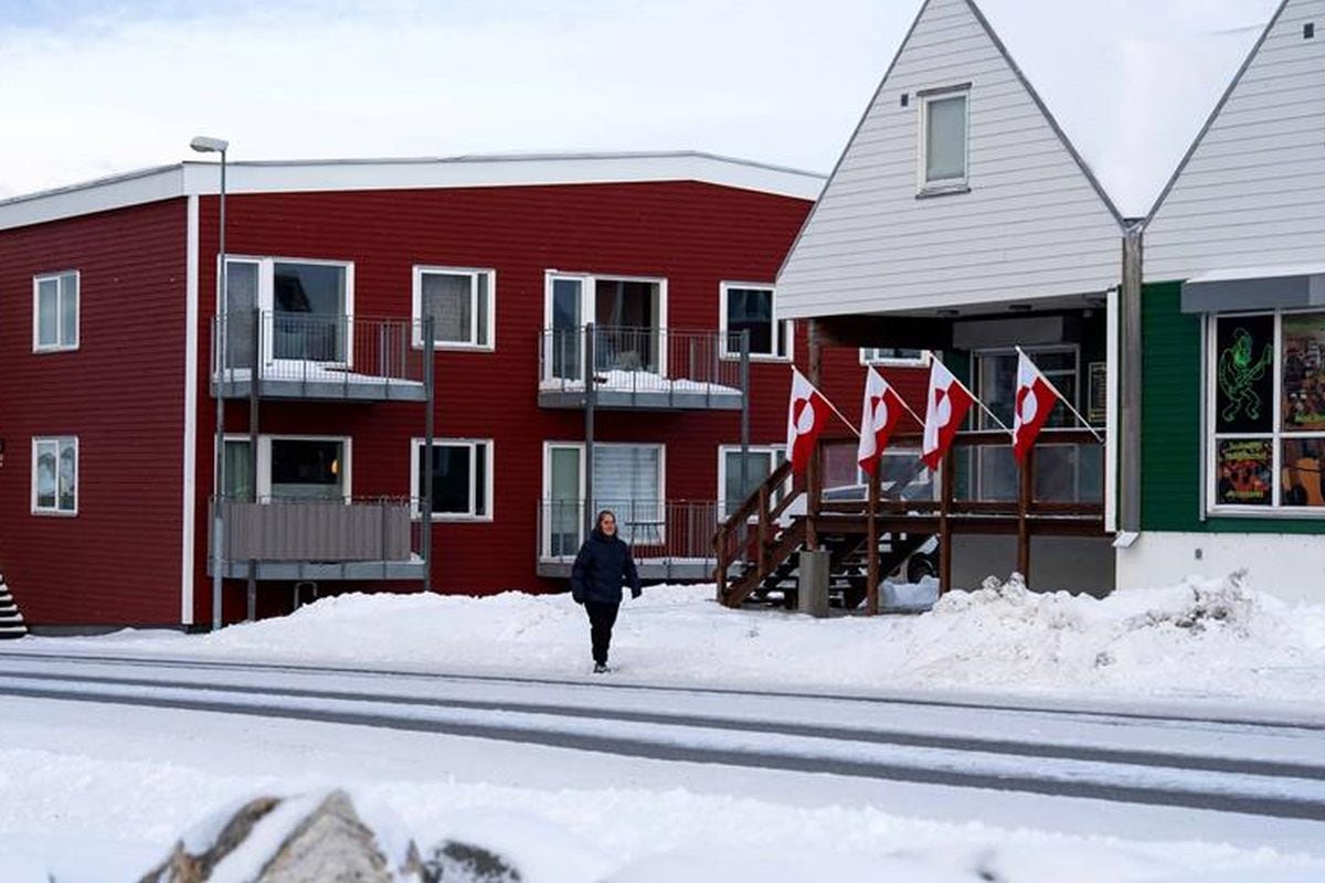 Una ciudadana camina por una calle de Nuuk, la capital de Groenlandia y su ciudad más grande. Foto: AFP