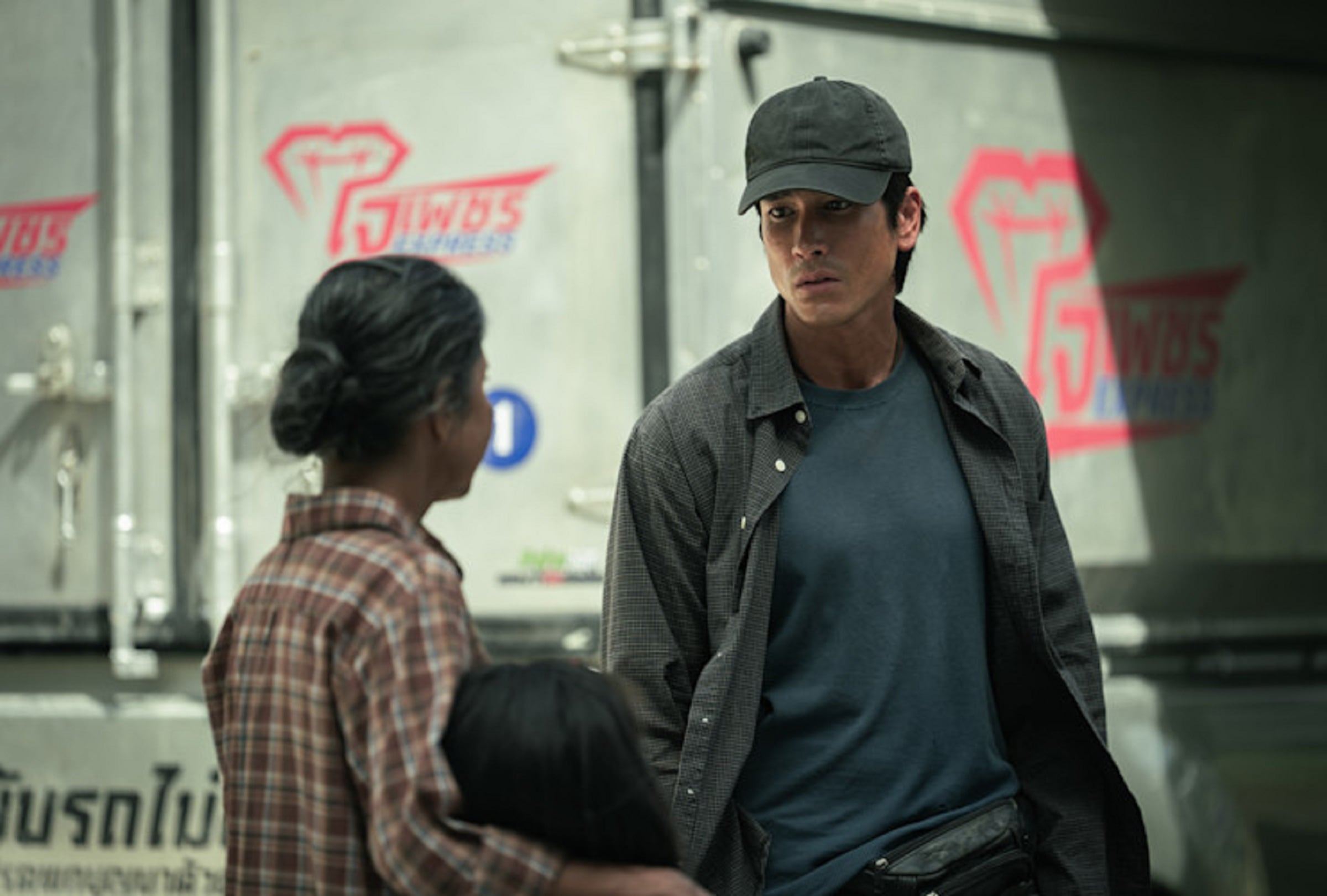 Num (Nadech Kugimiya) decide proteger a una madre y una hija de los prestamistas abusadores en la película de acción tailandesa "El cobrador de deudas" (Foto: Netflix)