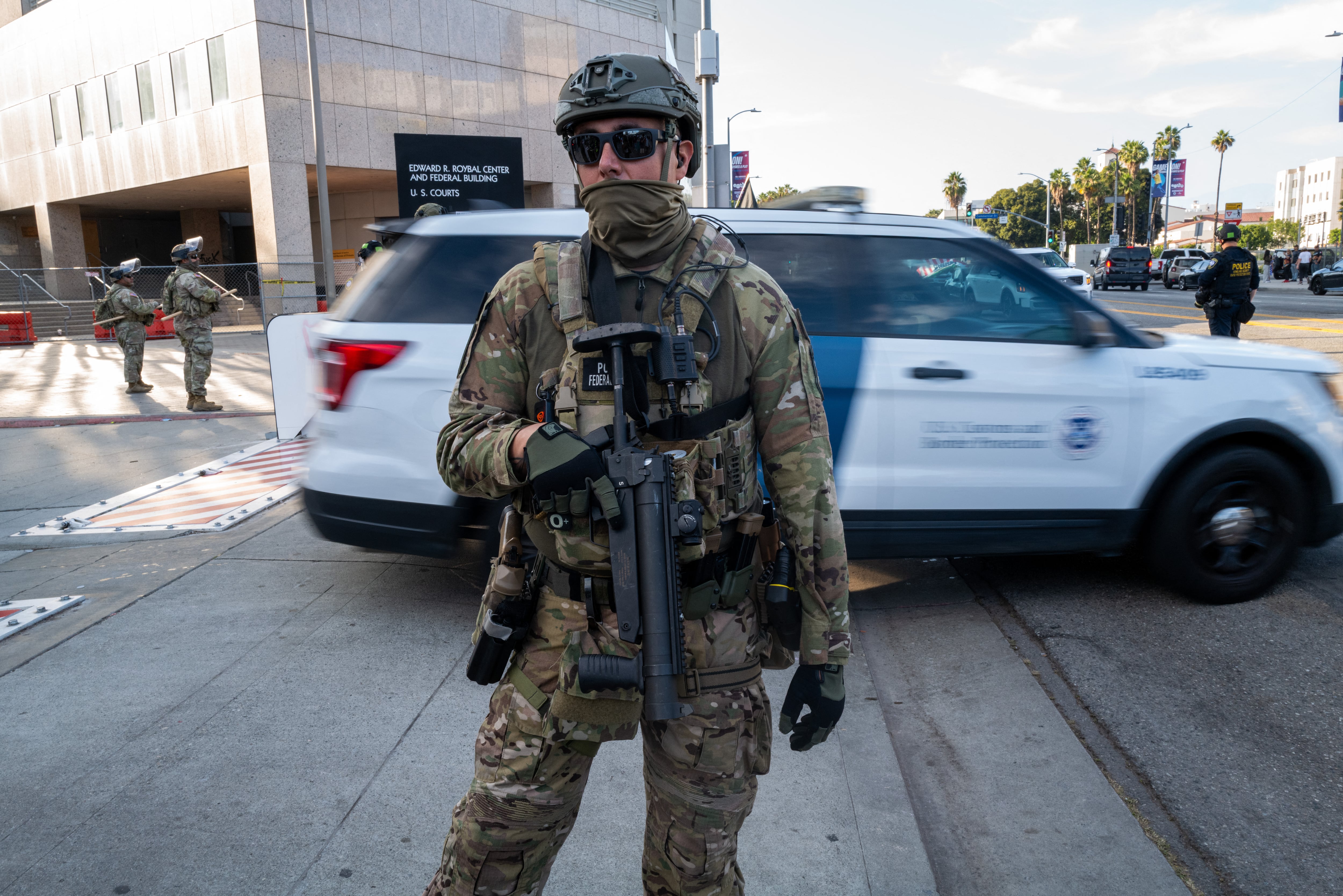 Agentes federales resguardando un centro de detención de ICE en Los Ángeles, California (Foto: AFP)