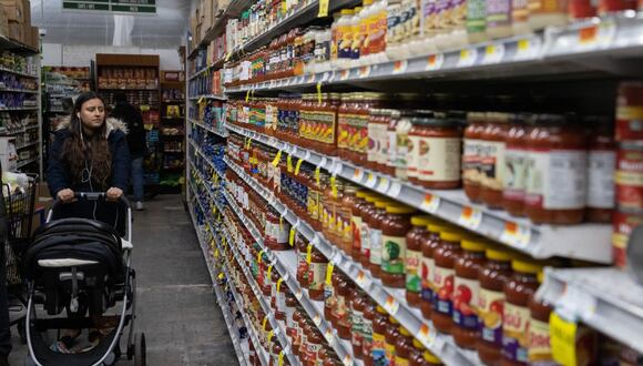 Una persona compra en un supermercado en la ciudad de Nueva York el 14 de diciembre de 2022. (Foto de Yuki IWAMURA / AFP)