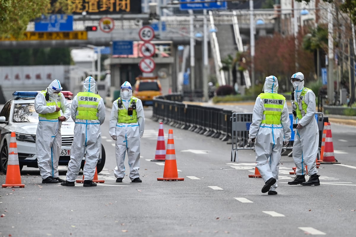 Según el estudio de la Universidad de Fudan, una ola de contagios sin controlar provocaría un “tsunami de casos de COVID-19” que llegaría a provocar hasta 112 millones de infecciones sintomáticas y 1.55 millones de decesos. (Foto por Héctor RETAMAL / AFP)