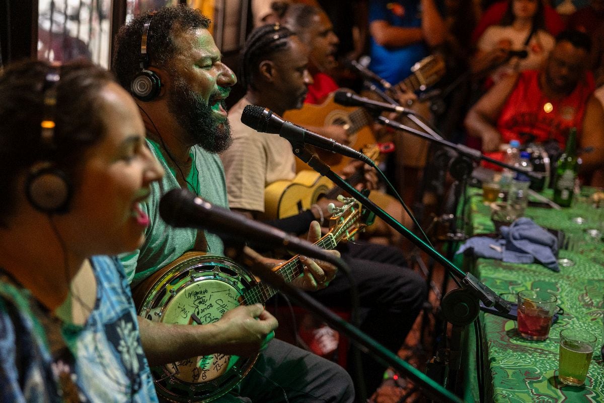 Un grupo de músicos toca samba en un bar frecuentado por simpatizantes de izquierda en São Paulo, Brasil, el domingo 11 de octubre de 2026.