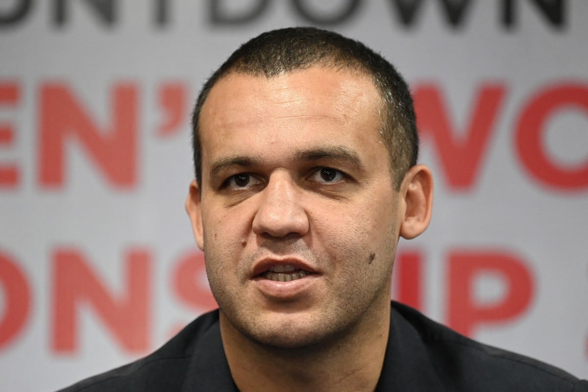 (ARCHIVO) El presidente de la Asociación Internacional de Boxeo (IBA), Umar Kremlev, habla durante una conferencia de prensa conjunta con la Federación de Boxeo de la India (BFI) en Nueva Delhi el 9 de noviembre de 2022. Un empresario ruso con vínculos con el Kremlin pagó las celebraciones posteriores a la boda del hijo mayor del presidente Donald Trump y su nueva esposa, según confirmó la pareja el 14 de septiembre de 2026. Donald Trump Jr. y Bettina Trump afirmaron, en una publicación firmada conjuntamente en la cuenta de Instagram de Bettina, que su "querido amigo" Umar Kremlev "organizó muy generosamente dos noches increíbles" de festejos en las Bahamas el pasado mes de mayo. (Foto de Sajjad HUSSAIN / AFP)