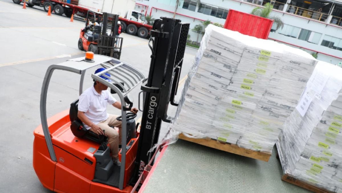 La ONPE inició el traslado de las cédulas de sufragio desde su sede en Lurín hacia las instalaciones del proveedor en Ventanilla. Foto: ONPE.