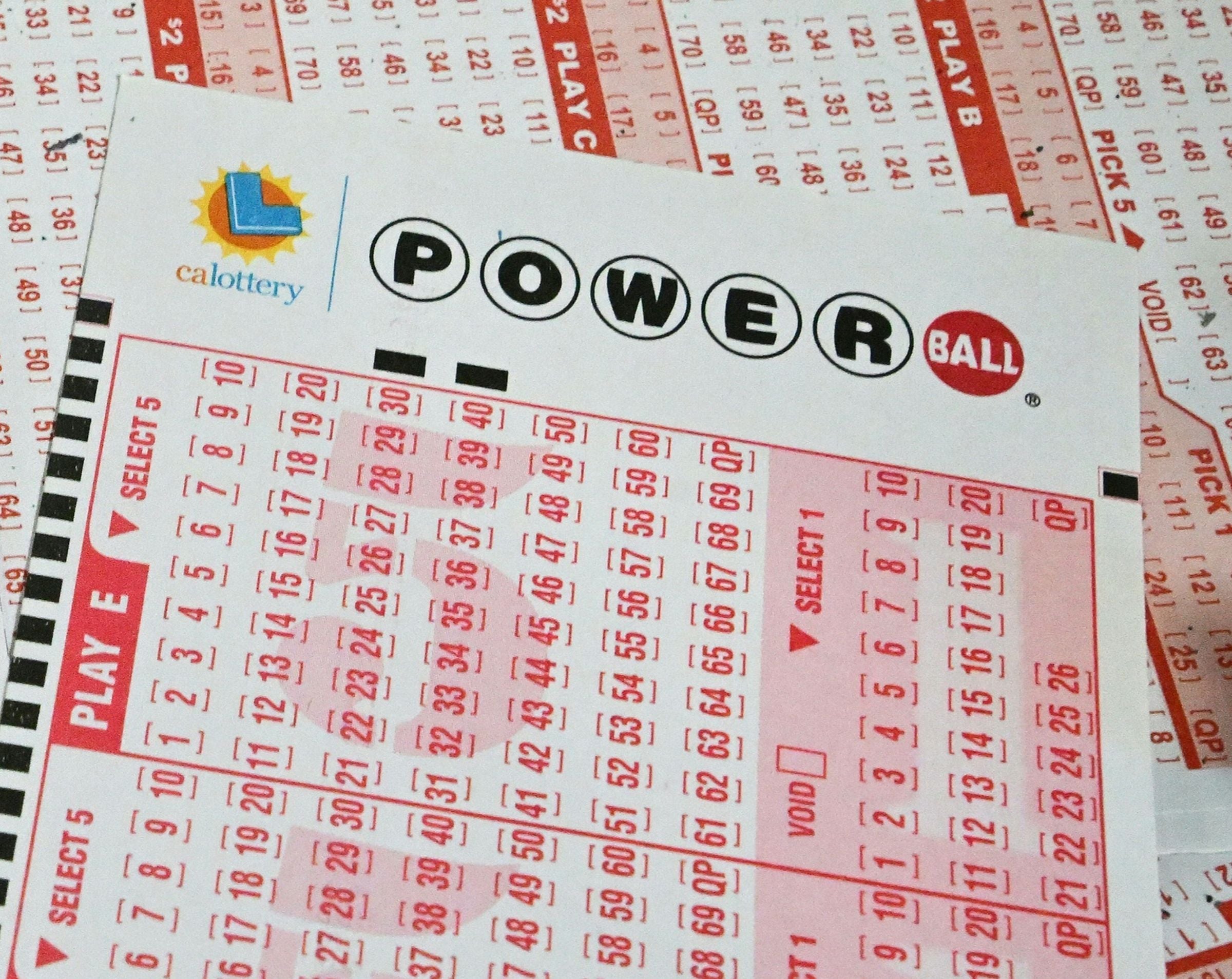 Por lo general, los participantes del Powerball pueden reclamar un premio de hasta $600 en cualquier lotería autorizada de la jurisdicción donde compraron el boleto. (Foto: Frederic J. Brown / AFP)